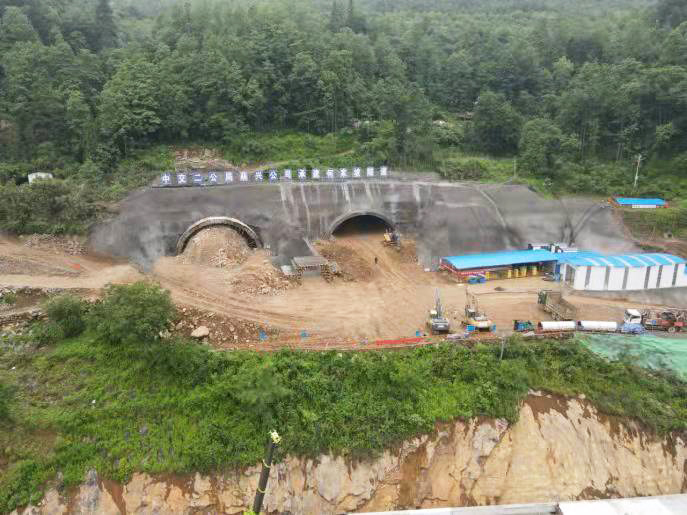 修文县贵金古高速公路何家坡高瓦斯隧道爆破工程