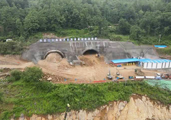 修文县贵金古高速公路何家坡高瓦斯隧道爆破工程